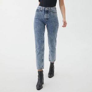 BDG High-Waisted Slim Straight Jean
Acid Wash